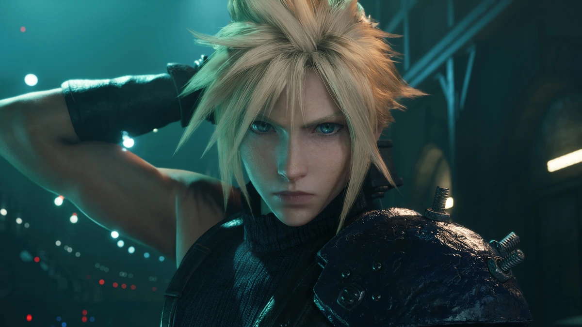 Cloud con su espada frente a un edificio de Midgar en Final Fantasy VII Remake