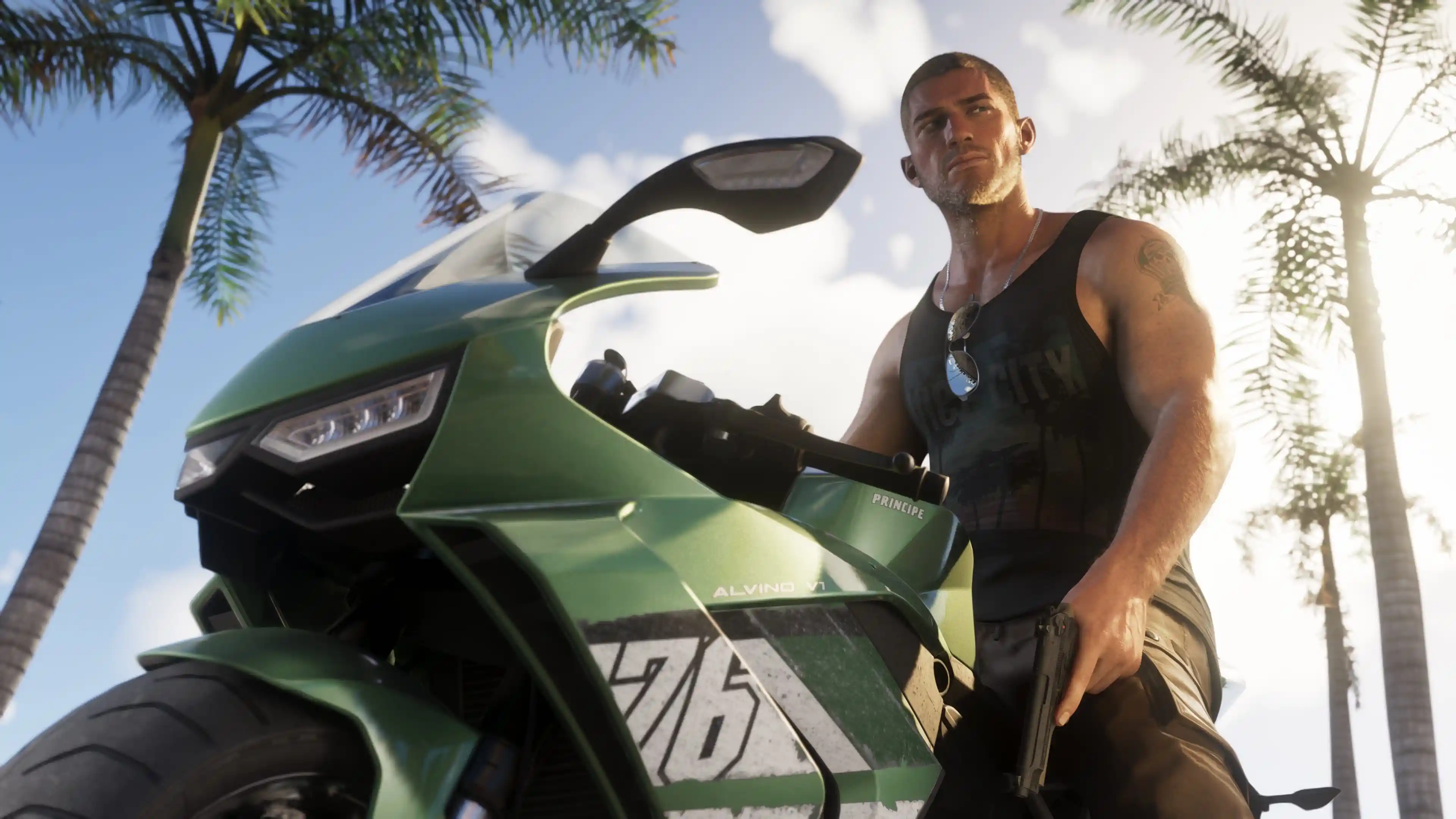 Jason en una moto sujetando una pistola