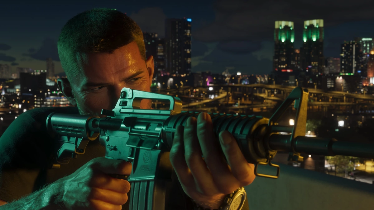 Jason apunta con un fusil desde una azotea ante el horizonte nocturno de Vice City