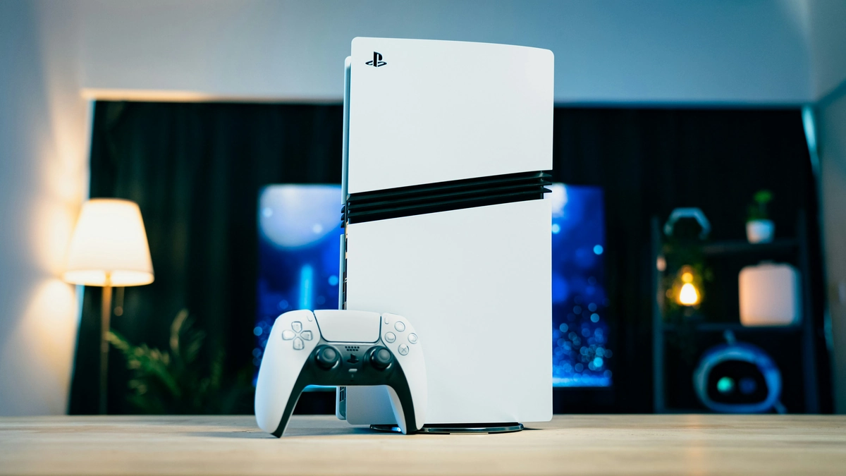 Consola PlayStation 5 blanca sobre una mesa con un mando DualSense apoyado al lado