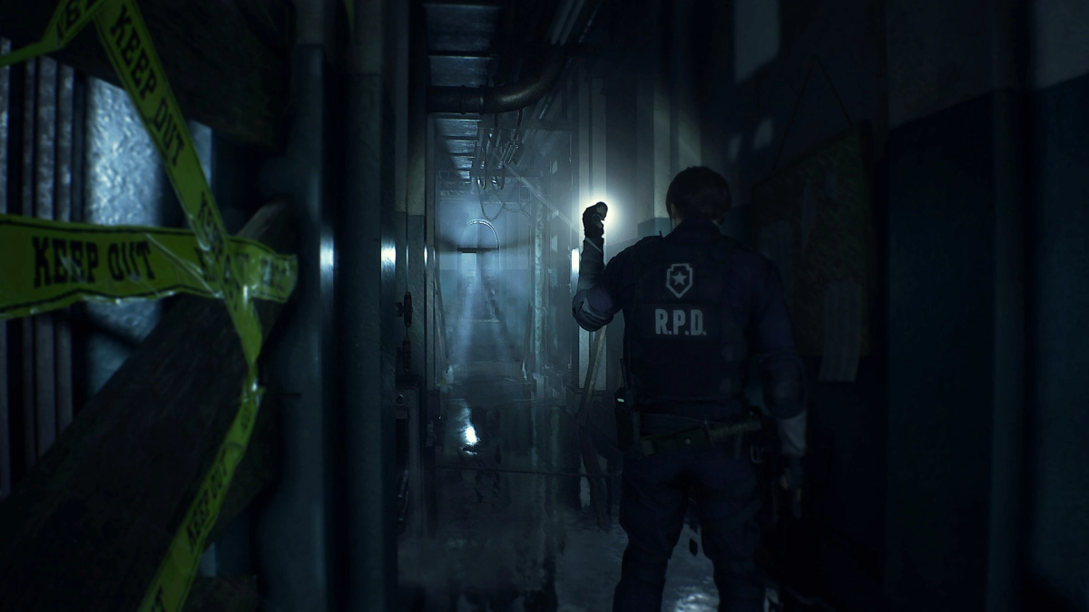 Leon S. Kennedy con chaleco R.P.D. avanzando por un pasillo oscuro de la comisaría con linterna