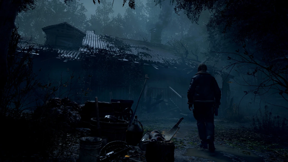 Leon S. Kennedy de espaldas caminando hacia una cabaña en un bosque nocturno y neblinoso