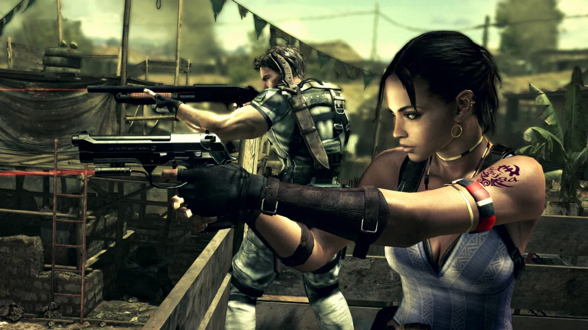 Chris Redfield y Sheva apuntando con fusil y pistola en un pueblo africano al sol