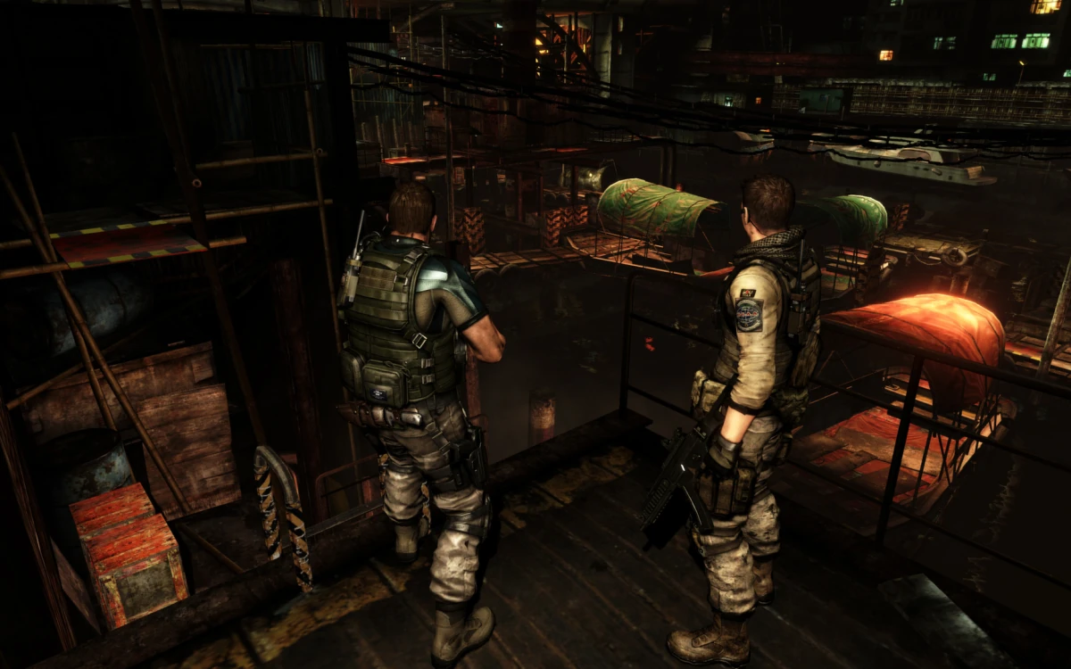 Chris Redfield y Piers Nivans en un muelle nocturno con barcos y edificios al fondo