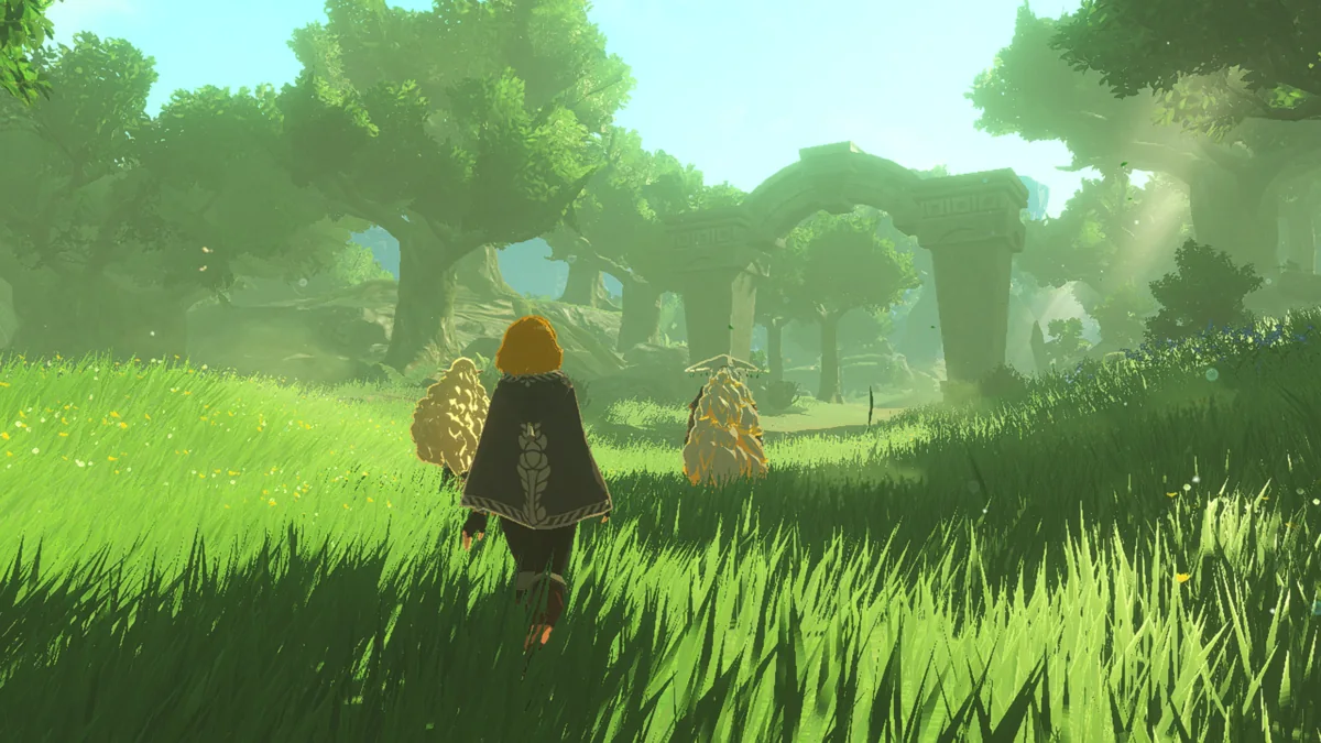 Zelda de espaldas cruzando un prado soleado hacia un arco de piedra, con dos figuras peludas a su lado