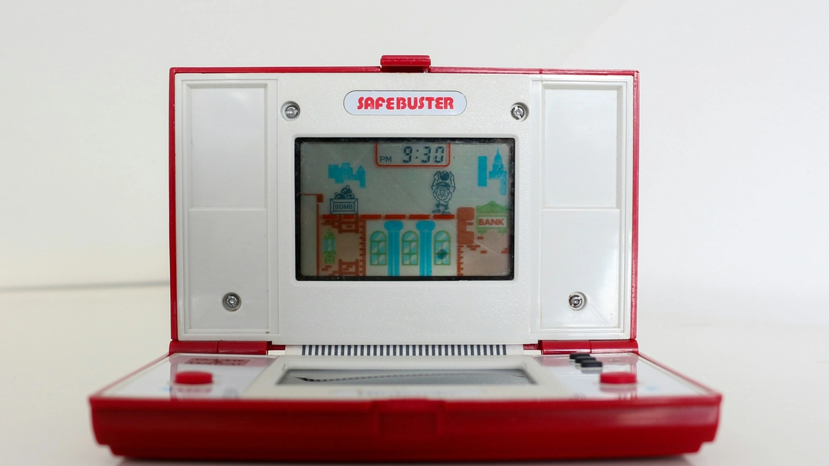 Game & Watch Safebuster abierto, carcasa roja y pantallas LCD monocromas