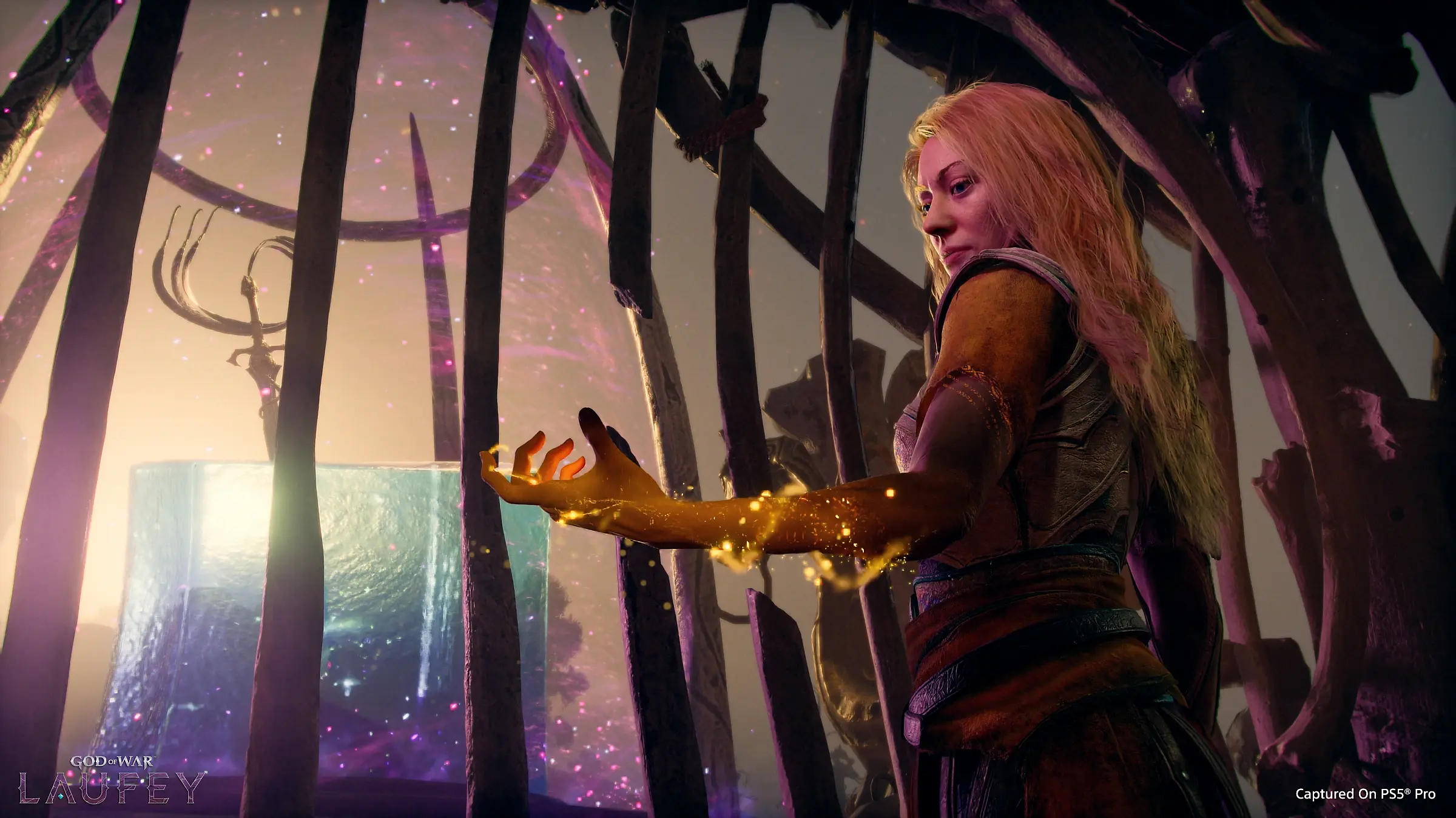 Laufey con magia dorada en la mano dentro de una estructura oscura