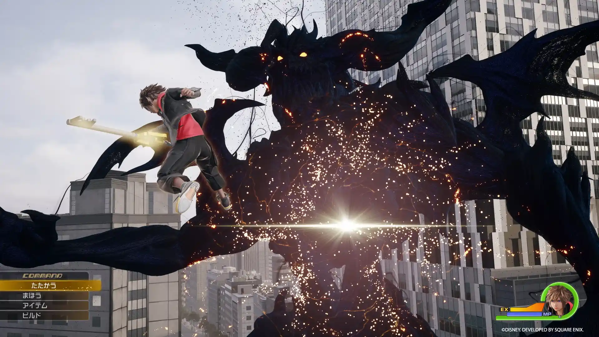 Sora atacando a un Heartless gigante en una ciudad moderna en Kingdom Hearts IV