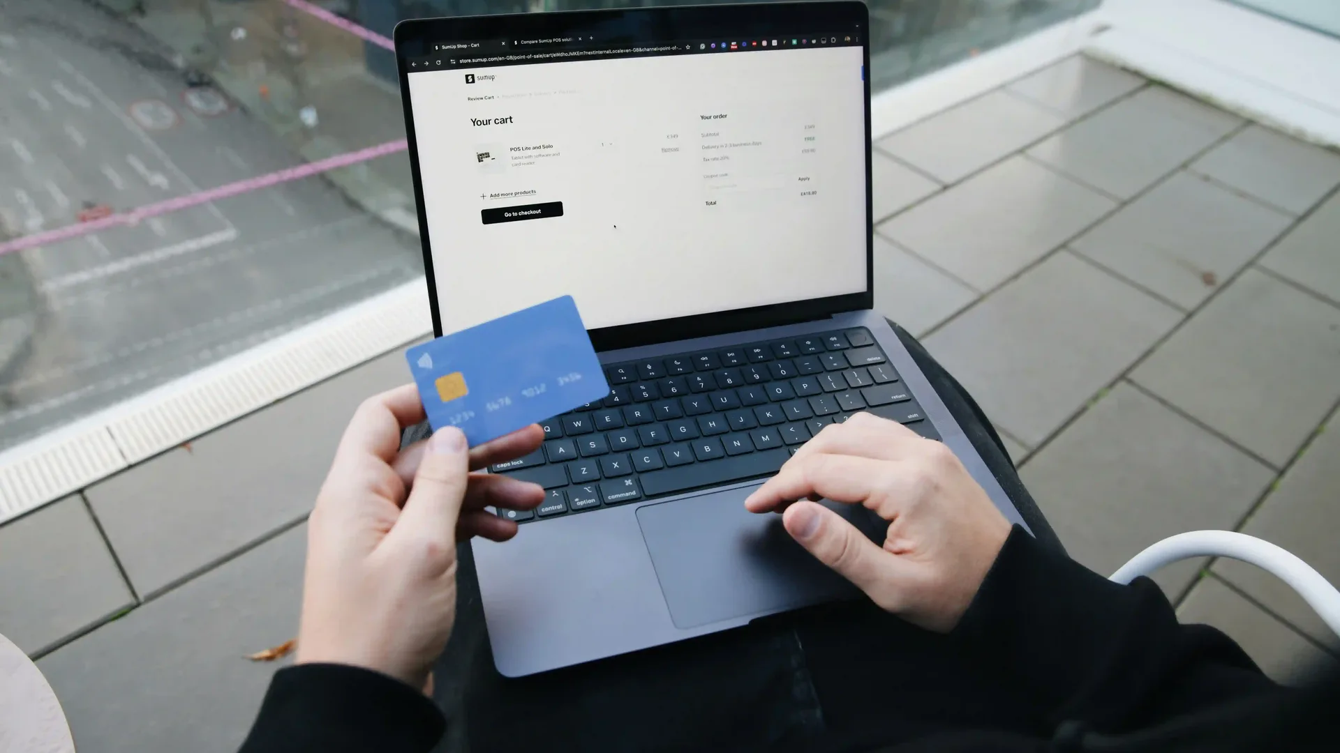 Persona con portátil y tarjeta de crédito en la pantalla de un carrito online