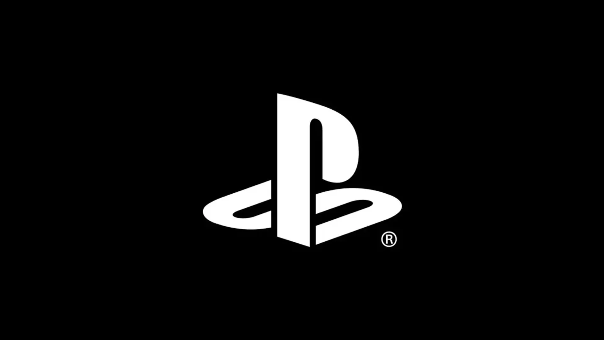 PlayStation 5 blanca con un DualSense blanco encima, sobre fondo claro