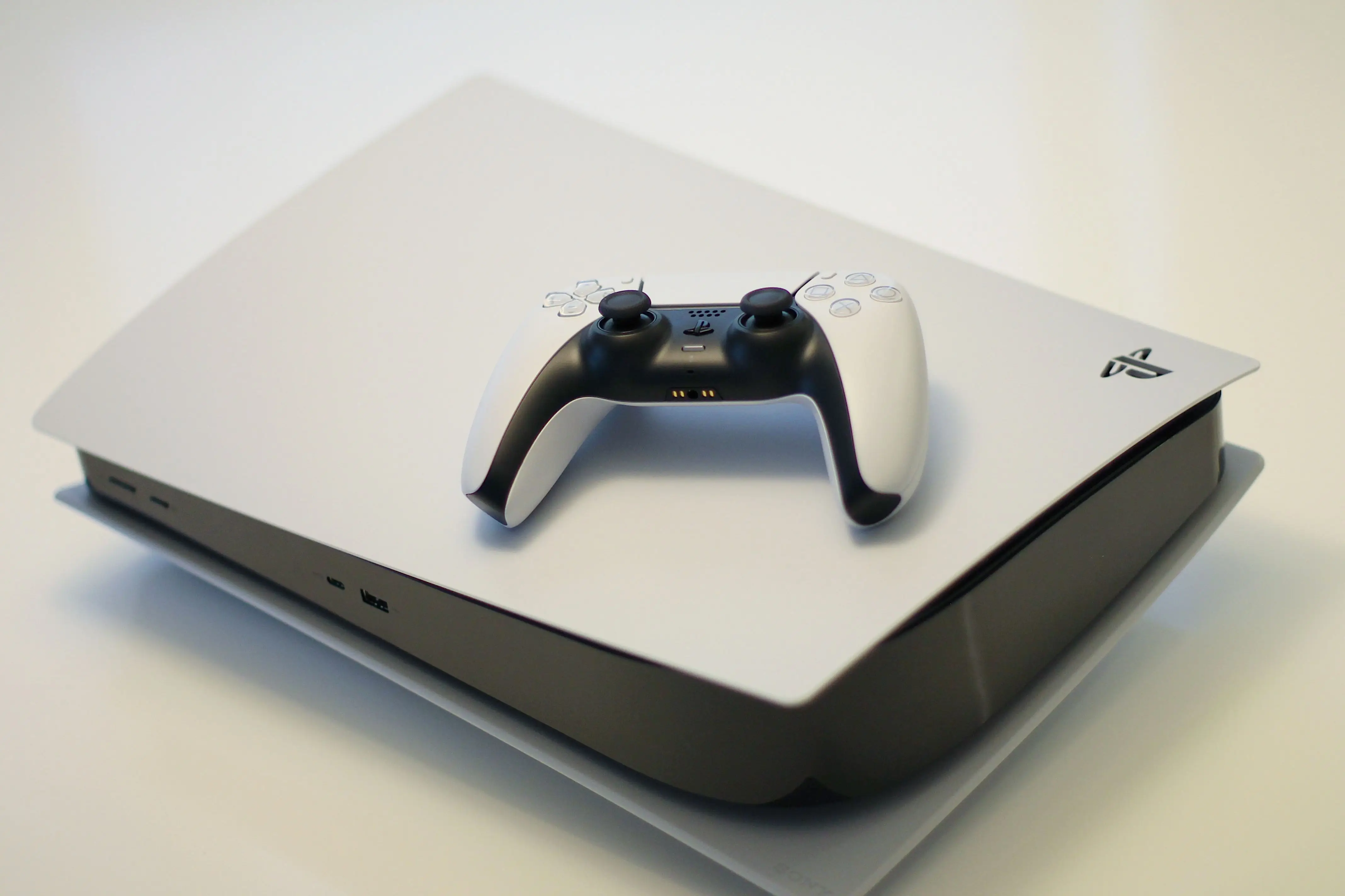 PlayStation 5 con dos mandos posados encima