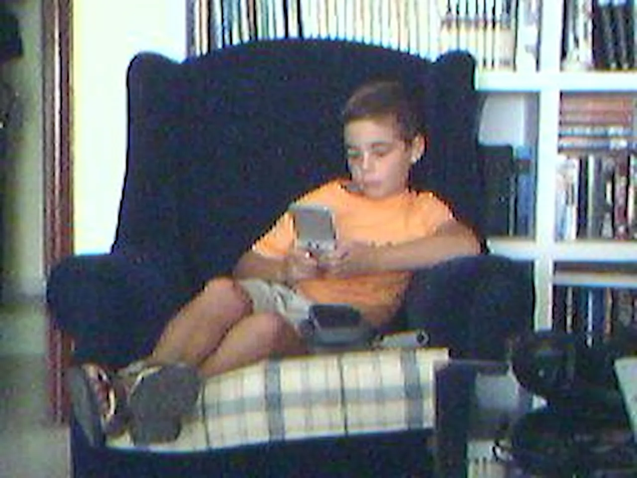 Un chaval muy majo jugando con su Game Boy