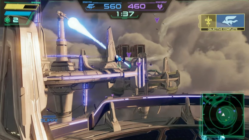 Combate aéreo entre los equipos Star Fox y Star Wolf sobre una estación entre nubes en Star Fox