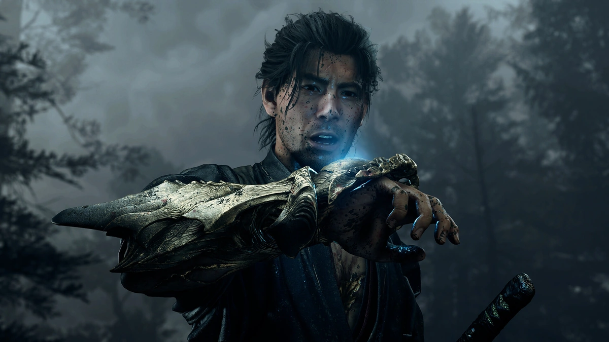 Miyamoto Musashi con el guantelete Oni extendido hacia la cámara en un bosque brumoso